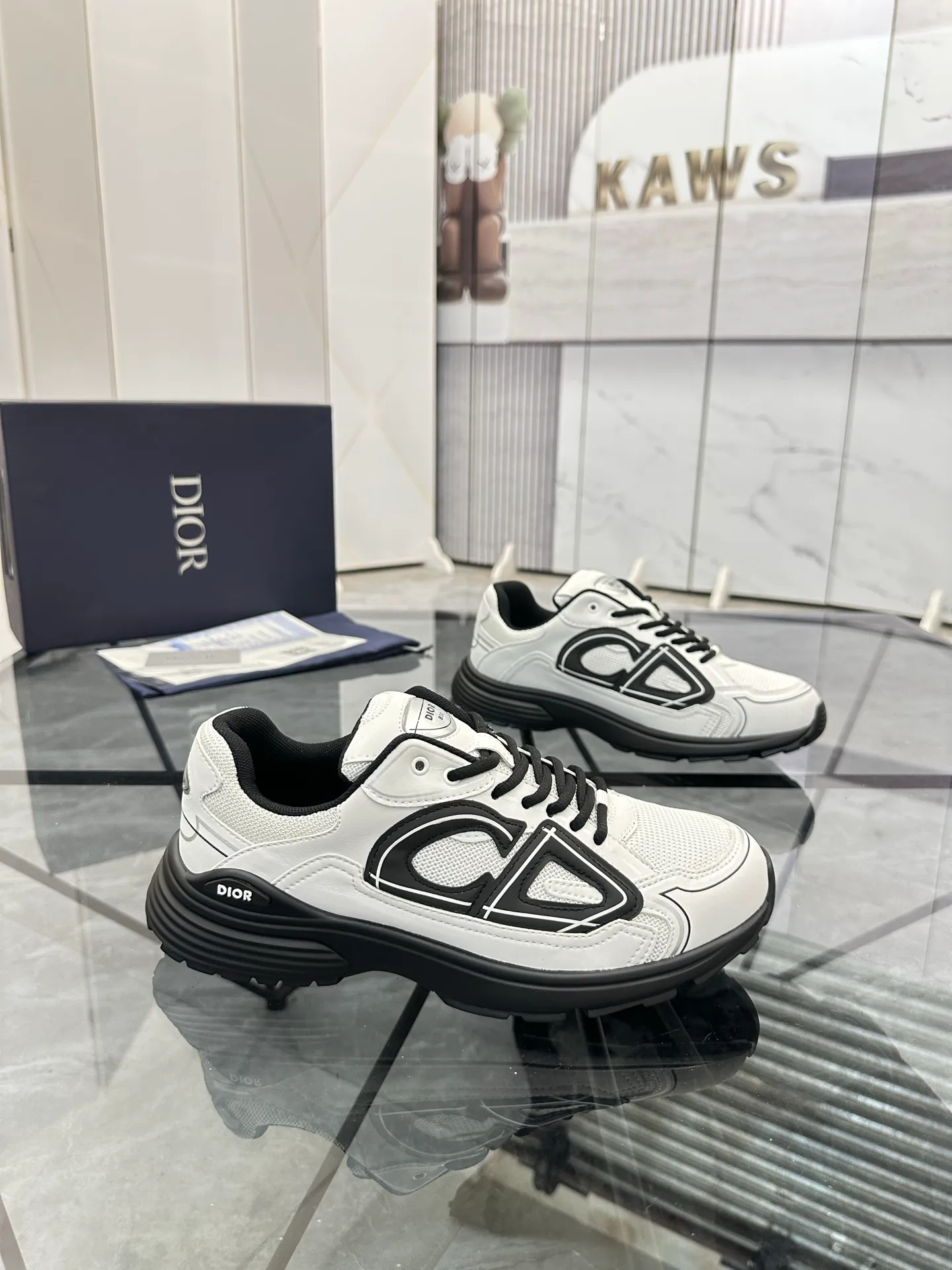 Men's shoes: 💰P400¥ Available in Guangzhou Product trademark: Dior* "Dior*" low-top casual shoes Regular size: 35-46 (can be customized to 47) Couple style Product materials: Upper imported cowhide stitched with original fabric, breathable lining, ultra-light foam original outsole. No.: 007